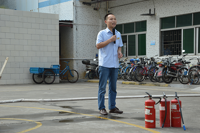 綠誌島焊錫廠_消防隊長講解如何逃生