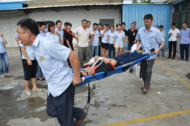 綠誌島焊錫廠_給傷員包紮並正確抬擔架
